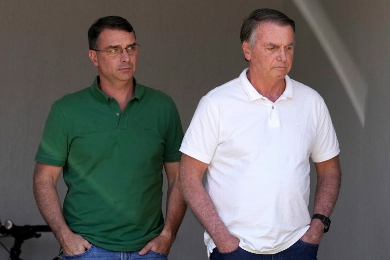 Tensión en el bolsonarismo porque Jair quiere imponer el ministro de Economía si Flávio gana el balotaje