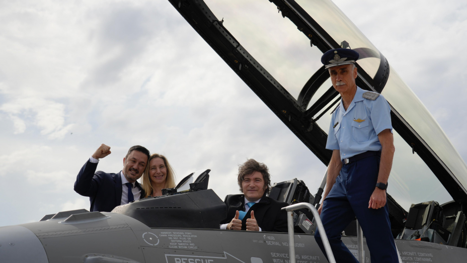 Los hermanos Milei y el ministro Petri en Córdoba donde recibieron los primeros F16.