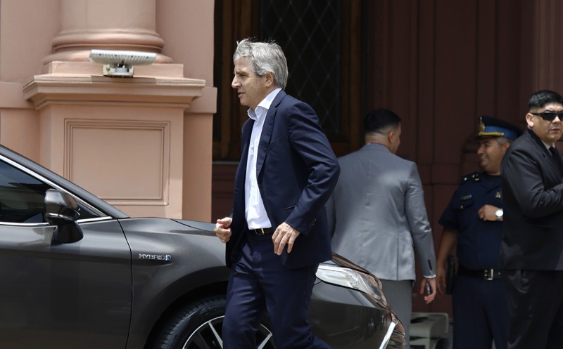 Caputo reconoció que no tiene margen para seguir ajustando y está en duda la meta fiscal con el FMI Caputo reconoció que no tiene margen para seguir ajustando y está en duda la meta fiscal con el FMI