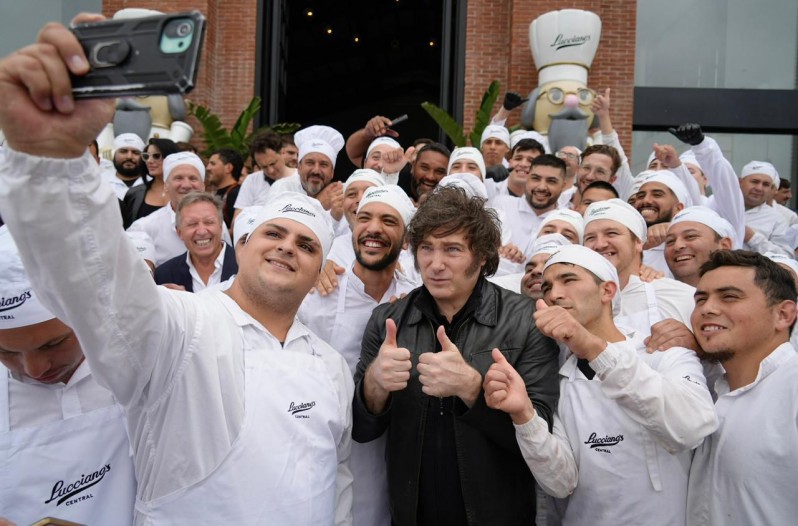 Milei junto a los empleados de la heladería Lucciano's en Mar del Plata.