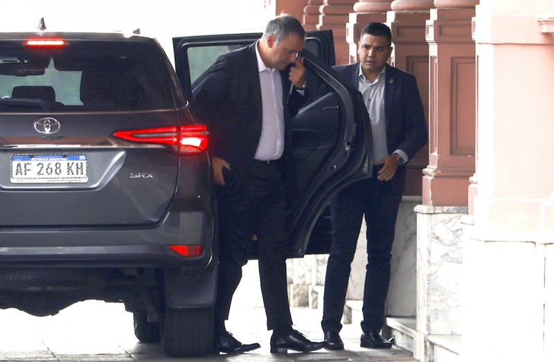 Revelan que Adorni se construyó una casa en un country lujoso y Milei tuvo que negar que vaya a echarlo