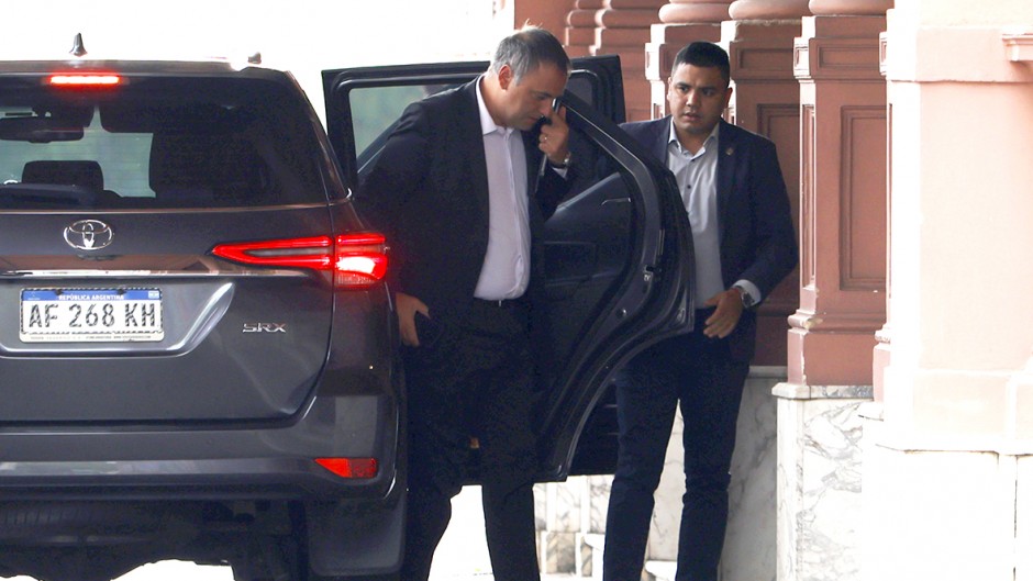 Revelan que Adorni se construyó una casa en un country lujoso y Milei tuvo que negar que vaya a echarlo