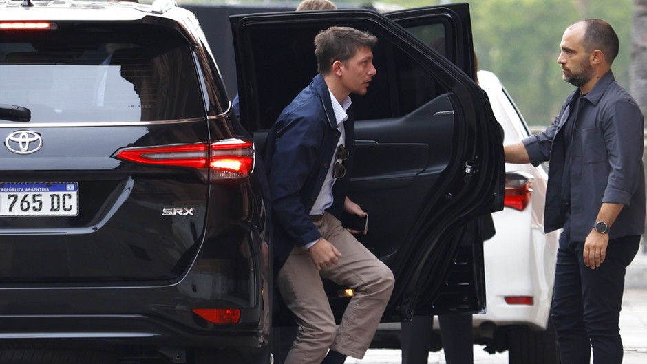 Milei le pidió a Santiago Caputo que cree una oficina para desmentir fake news