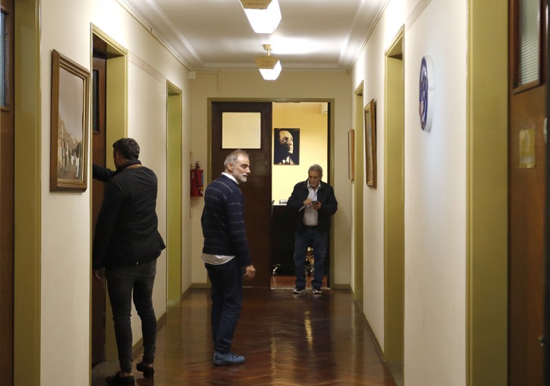 Reuniones en los pasillos de la sede histórica de la CGT en la calle Azopardo.