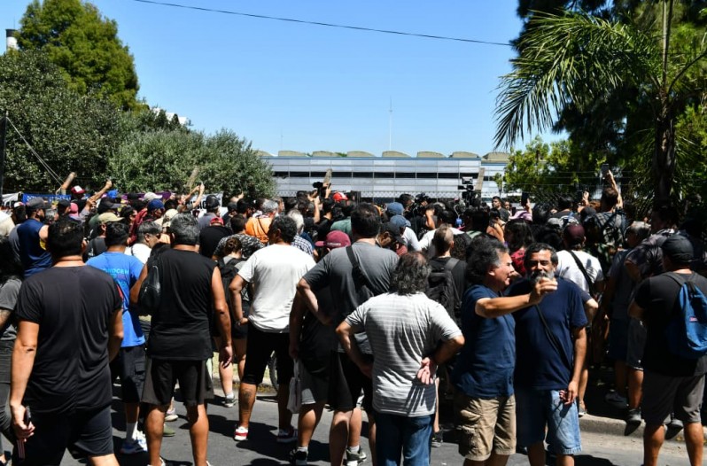 Los trabajadores de Fate al enterarse del cierre de la planta de San Fernando.
