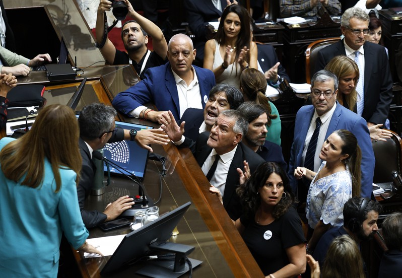 Diputados kirchneristas rodean a Menem.