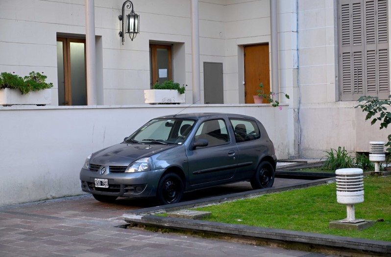 El Clío de Carli Bianco estacionado en los patios de la Casa de Gobierno bonaerense.