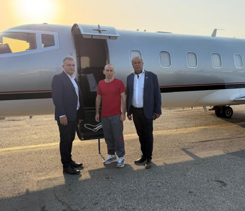 Gallo, al pie del avión.