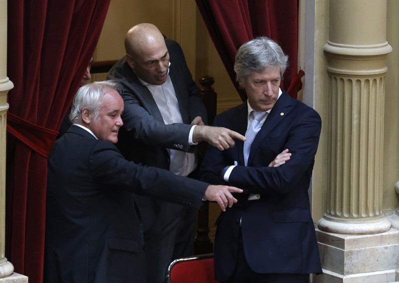 Caputo tuvo que meter en el Nación los 4 billones que faltaban en el Central, para bajar la tasa que él mismo subió