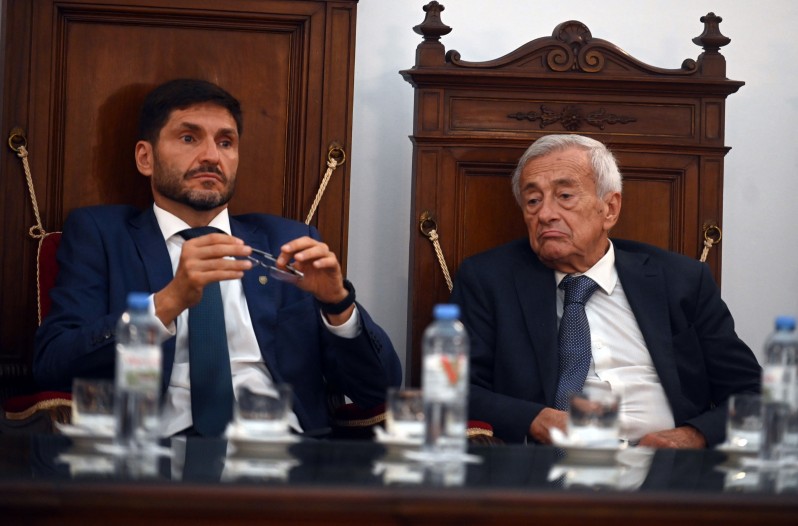 El gobernador Maxi Pullaro en una visita a los integrantes de la Corte Suprema de Santa Fe.