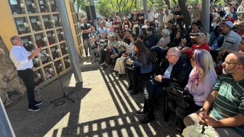 Luis Juez fue a un acto por los desaparecidos y marca otra diferencia con los libertarios