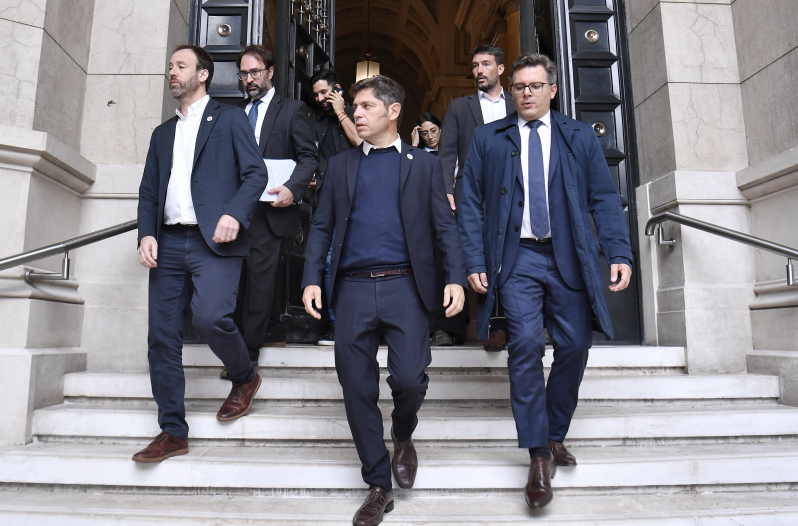 Máximo Kirchner deja correr su candidatura a gobernador, pero en el peronismo creen que es para negociar