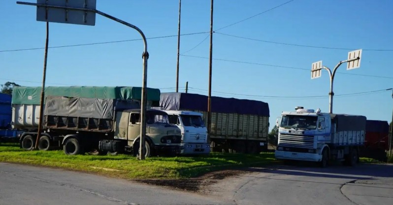 Transportistas protestando en la rotonda de acceso al Puerto Quequén.