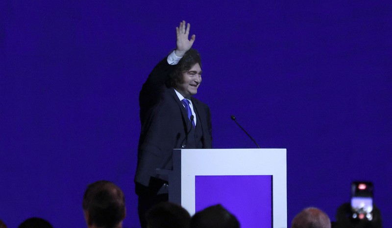 Las familias argentinas deben en promedio cinco sueldos y medio