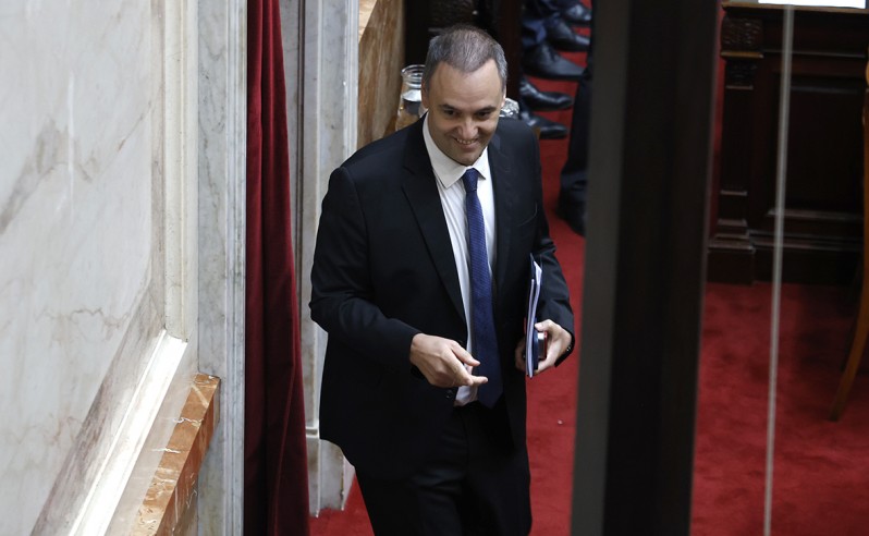 El golpeado Adorni firmó el brutal ajuste