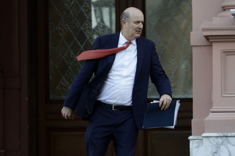 Milei analiza congelar los proyectos de Sturzenegger harto de pagar costos políticos