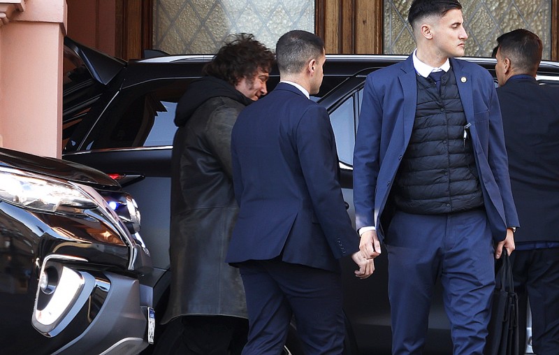 Milei ahora dice que necesita USD 125 mil millones para evitar una corrida, hace una semana era la mitad