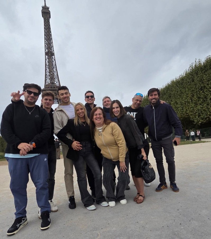 Facundo Guzzetti (a la izquierda) con Lisandro Borges y jugadores de The Player Padel Agency en Paris.