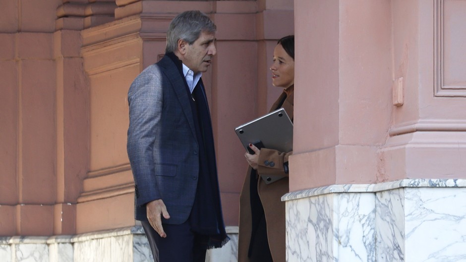 La recaudación se desplomó otro 7,4% y obliga a Caputo a profundizar el ajuste