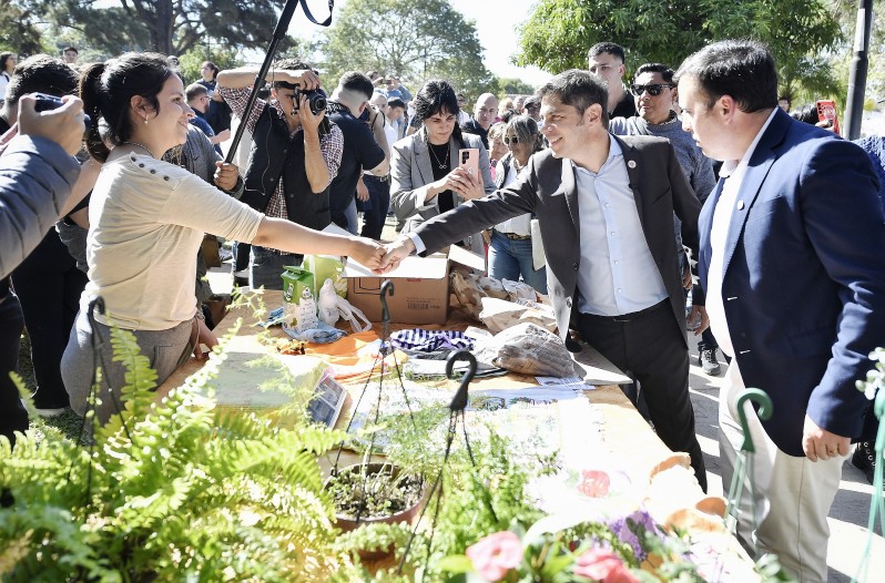 Axel Kicillof con el intendente de Empredado, Rubén Echeverría.