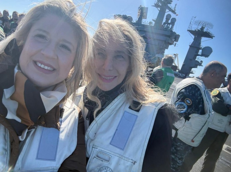 Monteoliva y Karina en el portaaviones norteamericano que amarró en Mar del Plata semanas atrás.