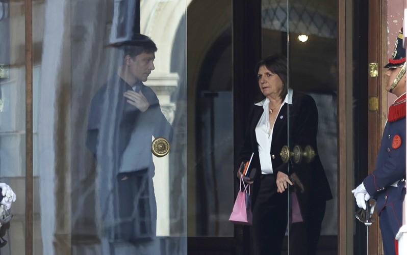 Solo entré para leer los comentarios.— Victoria Villarruel (@VickyVillarruel) June 27, 2026 En su mal escrita renuncia, Adorni sostuvo que sufrió "interminables ataques mediáticos" y que las operaciones no fueron solo contra él, sino también contra su mujer, sus hijos, sus amigos, su familia, sus vecinos y allegados. "Me han tratado de delincuente y corrupto sin un solo hecho de corrupción sobre mis espaldas", agregó.Pero en el intento de defenderse, Adorni incluyó una lista de supuestos delitos que exceden el caso que lo llevó a la renuncia y hasta ahora no se habían mencionado. Mencionó "viajes que nunca existieron", "gastos astronómicos y suntuosos", "contratos inexistentes y falsos de mi mujer con el Estado o con empresas públicas", "mansiones y autos lujosos", "granjas cripto operadas en complicidad con la Custodia Presidencial", "nepotismo", "gastos personales pagados con fondos públicos", "sociedades en Uruguay" y "cirugías estéticas de miles de dólares", entre otros. En plena crisis de nervios, Adorni se atrincheró y amenaza: "Es peligroso que termine en la Justicia" Adorni se defendió así de hechos que no estaban en el centro de la discusión pública. Sugestivo. El caso giraba sobre la inconsistencia entre su patrimonio y sus ingresos. Sin embargo, el funcionario sumó posibles delitos e irregularidades como contratos falsos, granjas cripto con custodia oficial, gastos personales pagados con fondos públicos, nepotismo, sociedades en Uruguay y pagos millonarios para comprar silencio.Solo el amateurismo puede explicar la redacción de esta carta de renuncia que intenta clausurar un proceso. En estas circunstancias, el texto, debiera intentar cerrar temas y encuadres. Esta carta, en cambio, sigue abriendo frentes. Obliga al repaso de todo y encima agrega cosas nuevas.También agregó asuntos de la vida privada que no tenían relación directa con el expediente político. Dijo que inventaron "amantes, hijos, hermanos, divorcios y hasta un padre biológico distinto al real". La carta mezcló acusaciones graves, rumores íntimos y cuestiones familiares. Como si para apagar un incendio hubiera vaciado sobre la mesa todos los fósforos de la casa.El consultor político Mario Riorda fue uno de los primeros en percibir el error: "Solo el amateurismo puede explicar la redacción de esta carta de renuncia que intenta clausurar un proceso. En estas circunstancias, el texto, debiera intentar cerrar temas y encuadres. Esta carta, en cambio, sigue abriendo frentes. Obliga al repaso de todo y encima agrega cosas nuevas", posteó en X. LPO reveló que la primer versión de su renuncia que acercó este sábado al gobierno, escandalizó a quienes la leyeron, que la calificaron como una "catástrofe". Por lo visto el trabajo para mejorarla no consiguió del todo su objetivo.Santiago Caputo y Patricia Bullrich conversan en la puerta de la Casa Rosada.