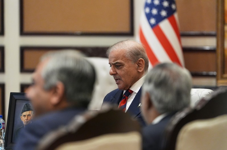 El presidente de Pakistan, Shenbaz Sharif, durante las negociaciones en Islamabad.