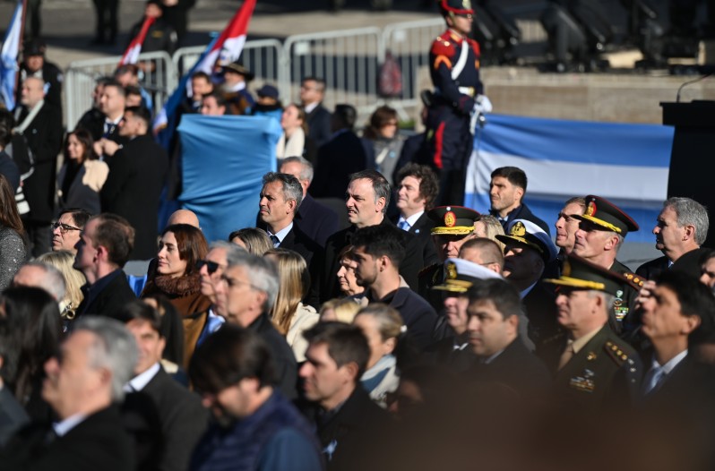 Adorni formó parte de la comitiva que acompañó a Milei a Rosario el Día de la Bandera