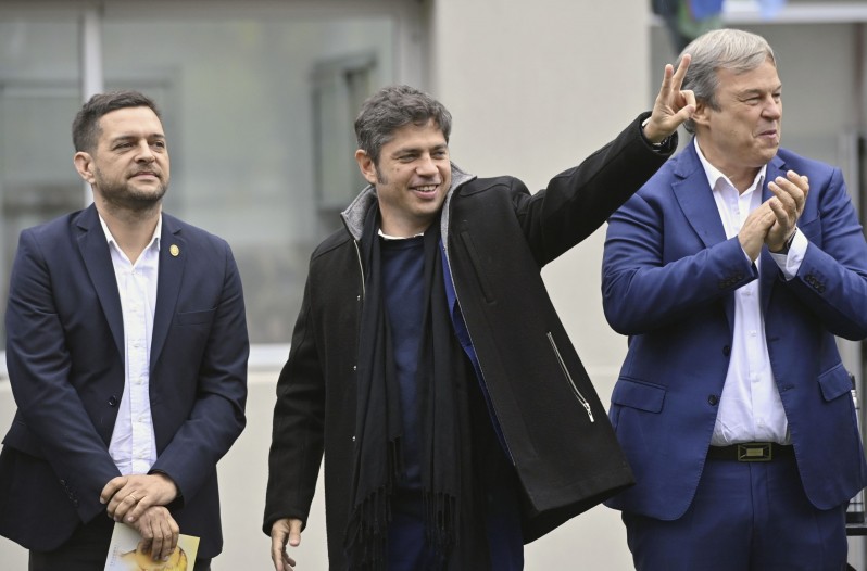 Axel Kicillof y Mariano Cascallares en un acto en Almirante Brown.