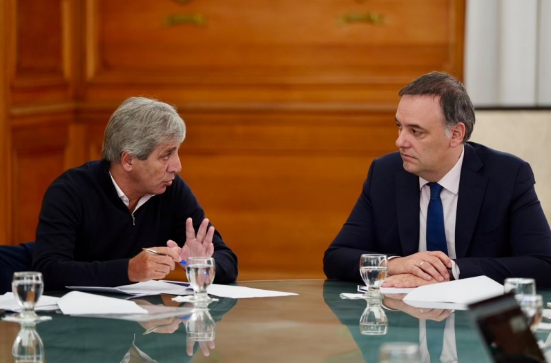 Manuel Adorni este lunes "gestionando" la marcha de la economía con el ministro Toto Caputo.