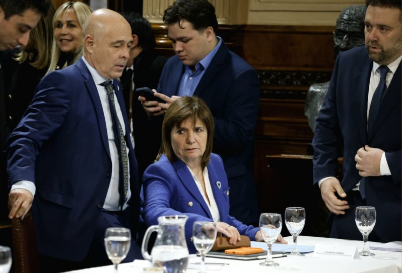 Bullrich en el Senado con Bartolomé Abdala.