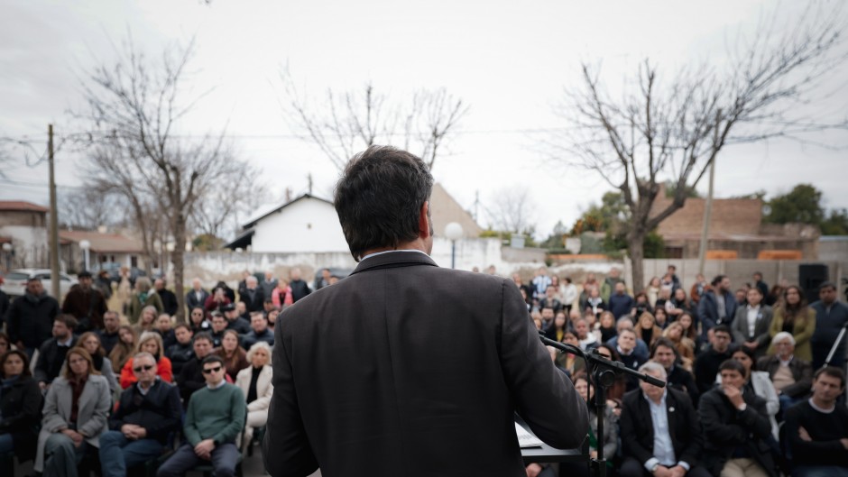 Kicillof cree que le conviene estar lejos de Cristina y Massa y patea las negociaciones a marzo
