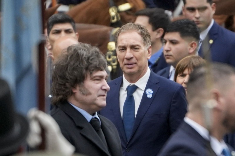 Ante las dudas sobre la reelección de Milei, Caputo ya no ofrece deuda post 2027