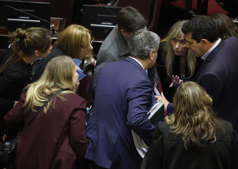 Juliana di Tullio, junto a su bloque.