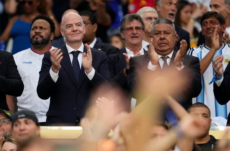 Ahora dicen que Macri agitó la sanción de la FIFA para golpear al Chiqui Tapia