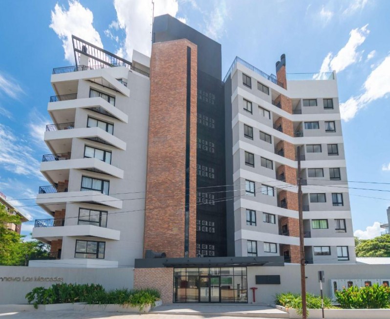 Fachada del edificio Innova en el barrio Las Mercedes, Asunción.