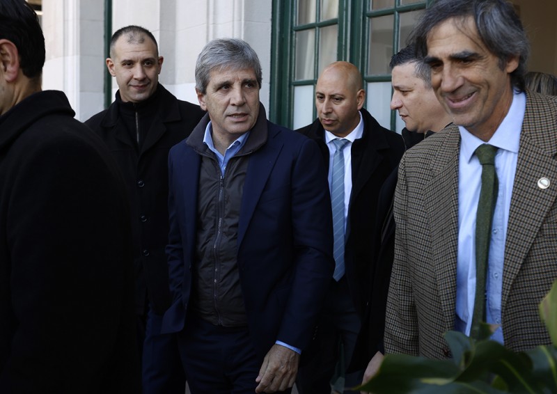Presionado por la inflación, Caputo pisó el impuesto a los combustibles y prorrogó los subsidios