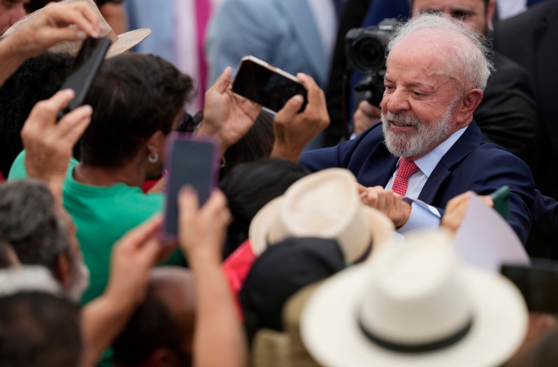 Milei trató a Lula de "ladrón" en un acto con Flavio Bolsonaro y abrió un conflicto diplomático con Brasil