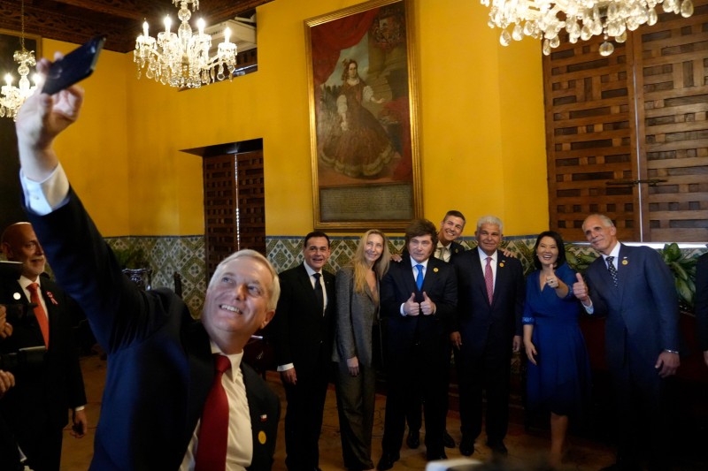 Karina se coló en la foto de los presidentes latinoamericanos en la asunción de Fujimori