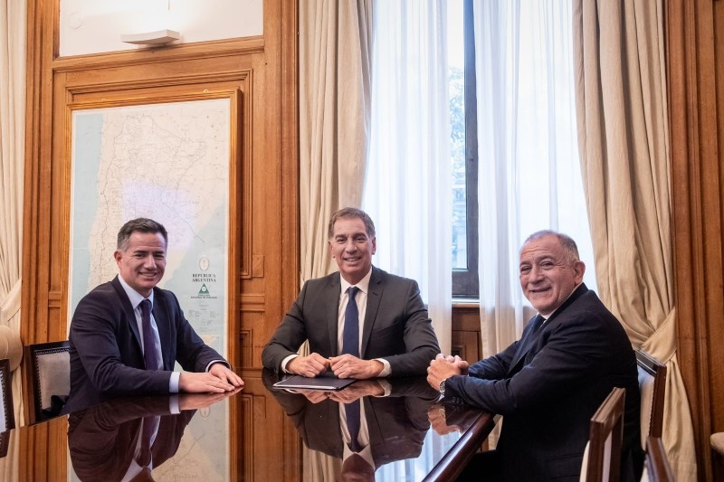 Bornoroni le dio a Juez la foto con Santilli para enfriar el fantasma del pacto con Llaryora