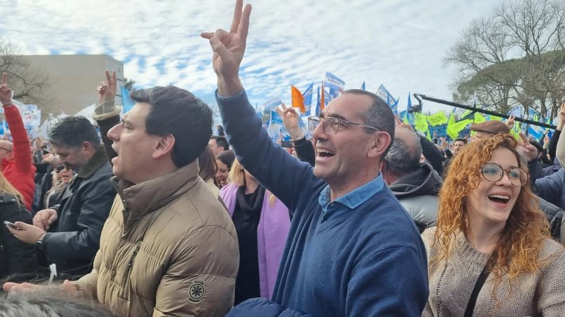 En Azul, el intendente de La Cámpora zafó de la interpelación gracias a la ayuda de un concejal libertario