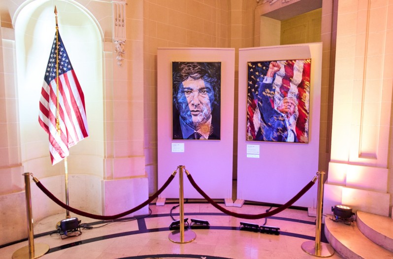 Retratos de los presidentes Javier Milei y Donald Trump, exhibidos en la residencia del embajador de Estados Unidos en Buenos Aires durante los festejos del 4 de Julio.