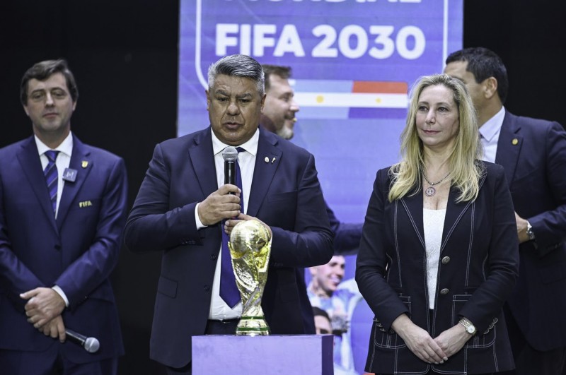 El Chiqui Tapia apuesta al vínculo con Karina para sobrevivir en la AFA