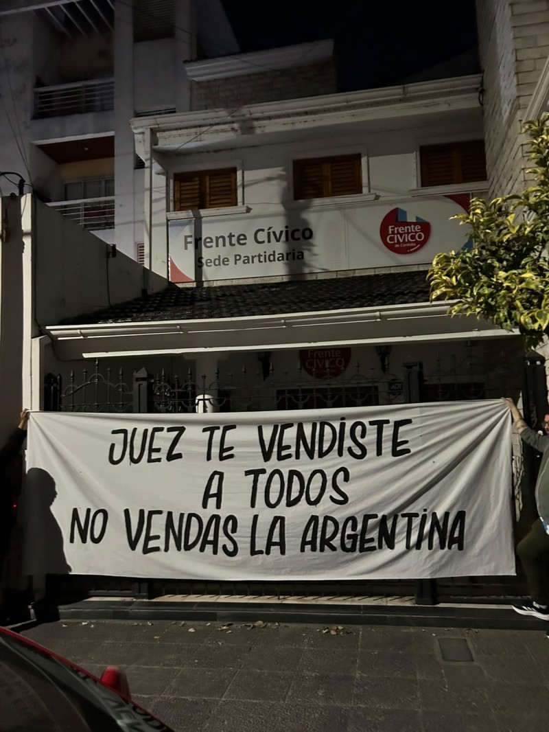 Le pusieron una bandera a Juez en su partido: «te vendiste a todos, no vendas la Argentina»
