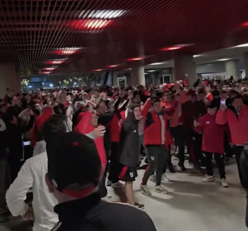 Los hinchas de River insultaron a Di Carlo, que debilitado ahora busca un acuerdo con Tapia