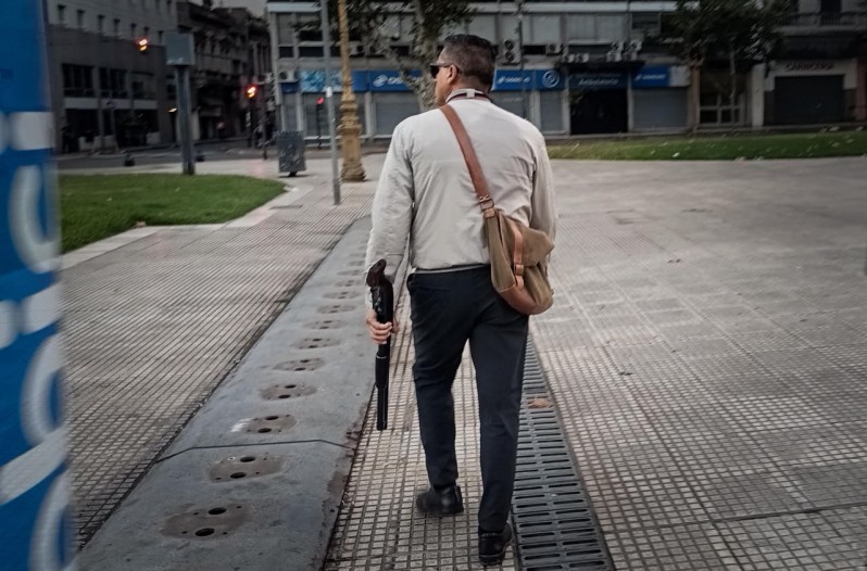 Un policía de civil con arma larga durante la protesta contra la reforma laboral