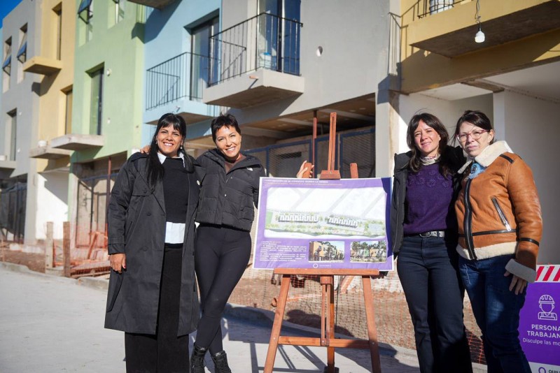Mayra recorrió viviendas y acusó a Milei de desfinanciar la obra pública