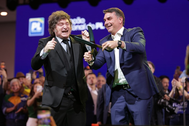 Una encuesta revela que el apoyo de Milei a Bolsonaro aumenta las chances de Lula
