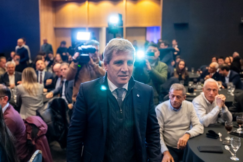 Caputo prepara un canje de deuda para sortear el mega vencimiento de USD 5.348 millones de octubre