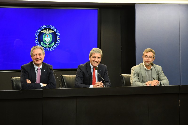 Presionado por la caída en las encuestas, Caputo habilita préstamos en dólares y la plata de la Anses para mover la economía